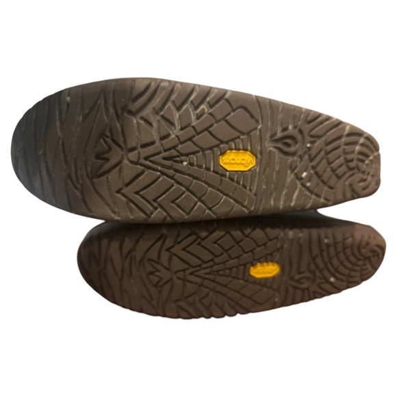 Beautiful rare Manitobah MukLuks designed by indigenous artist - Picture 5 of 5